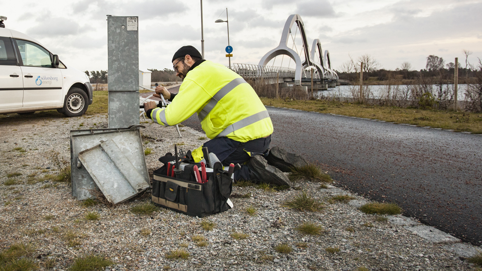 Personal från Sölvesborg Energi arbetar med ett elskåp. Foto: Serny.
