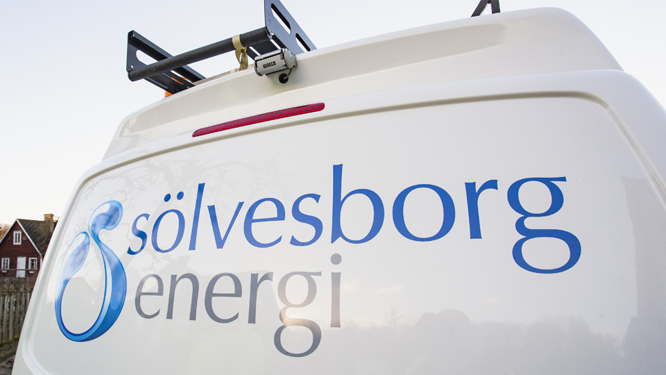 En av Sölvesborg energis bilar med logotyp på.