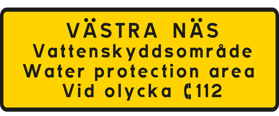 Skylten förmedlar med text och piktogram: Västra Näs vattenskyddsområde water protection area vid olycka ring 112.